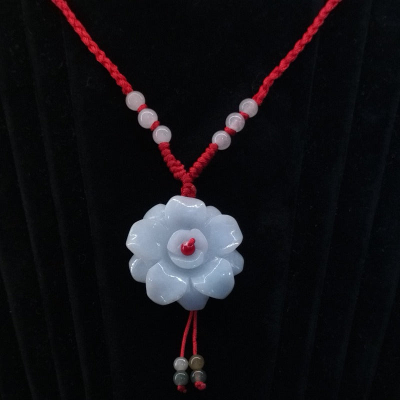 Collanina con pendente a fiore in giada su colierino in cotone rosso